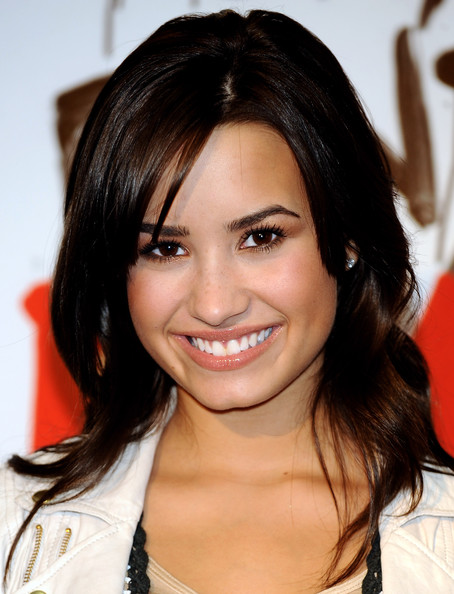 Hollywood Celebrities Updates Today Demi Lovato Shoulder Length Hair