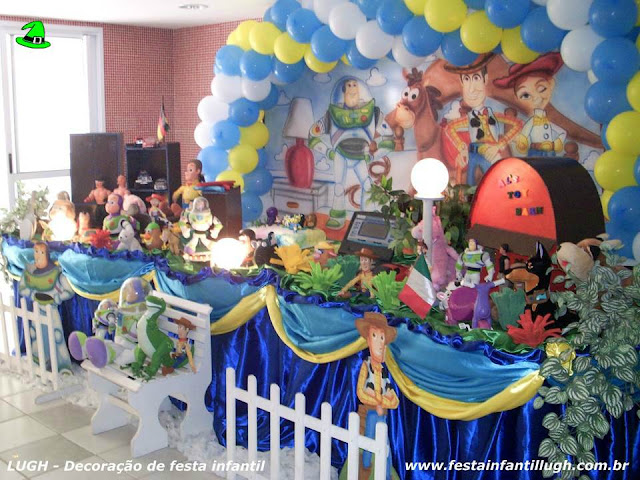 Toy Story - Decoração tradicional luxo Decoração Toy Story em mesa tradicional luxo forrada com toalhas de tecido.
