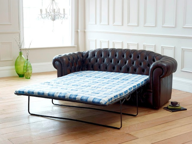 Шкіряний диван-ліжко Честерфілд в розкладеному вигляді