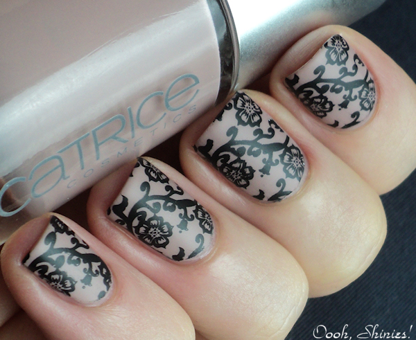 Ажурный маникюр на короткие ногти.