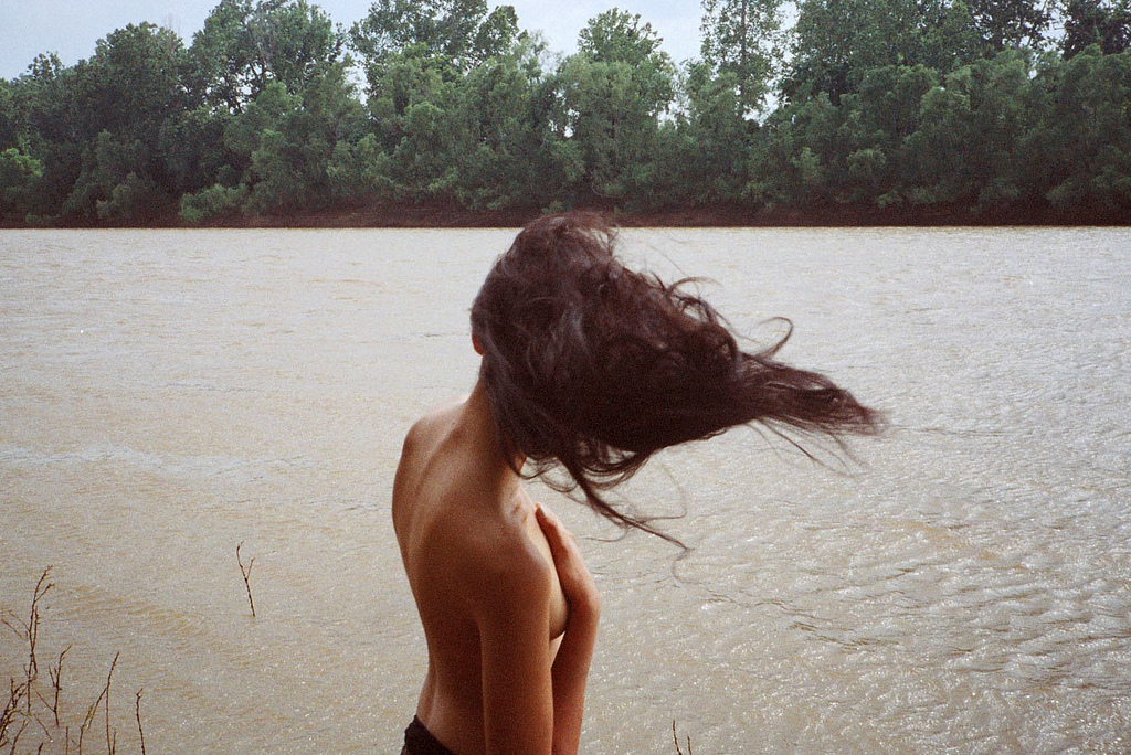 20тилетняя нудистка с темными волосами оголилась на реке