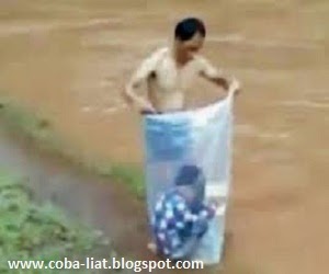 Anak ini rela dibungkus plastik demi ke sekolah Anak ini rela dibungkus plastik demi ke sekolah