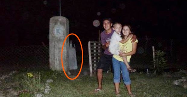 Fantasma de niña vestida de blanco aparece en foto Fantasma de niña vestida de blanco aparece en foto