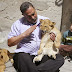 Δύο νεογέννητα λιονταράκια μεγαλώνει Παλαιστίνιος...