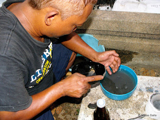 BUSCADORES DE ORO EN LOS CANALES DE BANGKOK. TAILANDIA