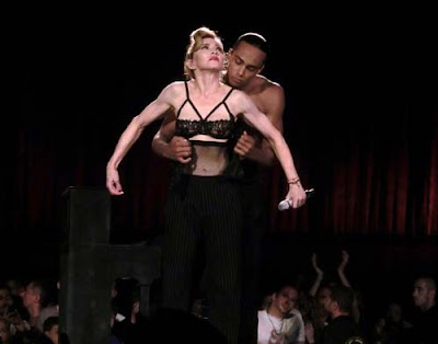 Dada Puting Payudara Madonna Konser MDNA 2012 Istanbul Turki