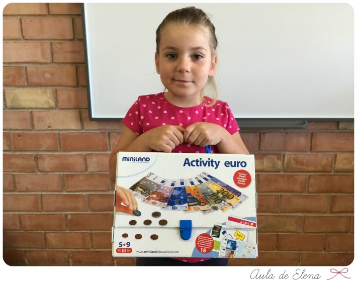 monedas y billetes de euro para jugar