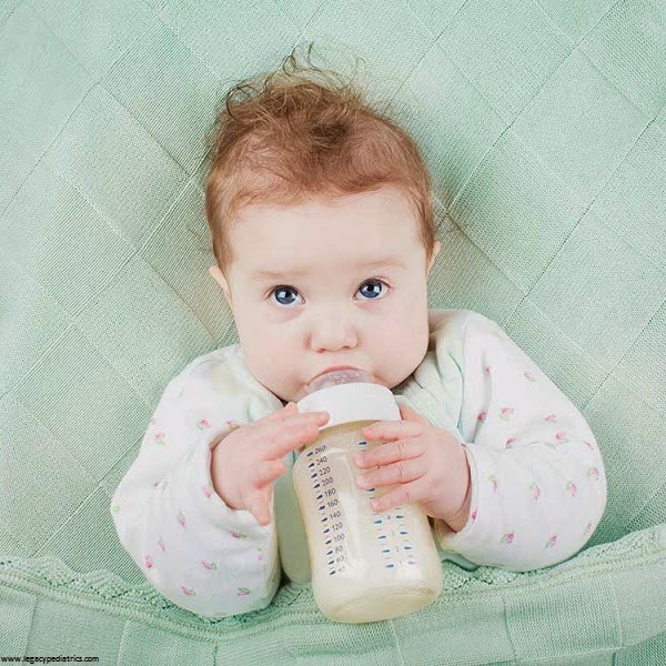 Photo bébé qui boit un biberon Bébé et décoration Chambre bébé Santé bébé Beau bébé