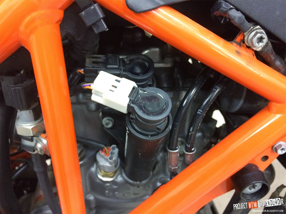 project KTM 690 Enduro R Removing KTM 690 Enduro R spark plugs