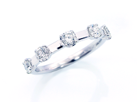 リメイクしたダイヤモンドリングを斜めから撮った写真