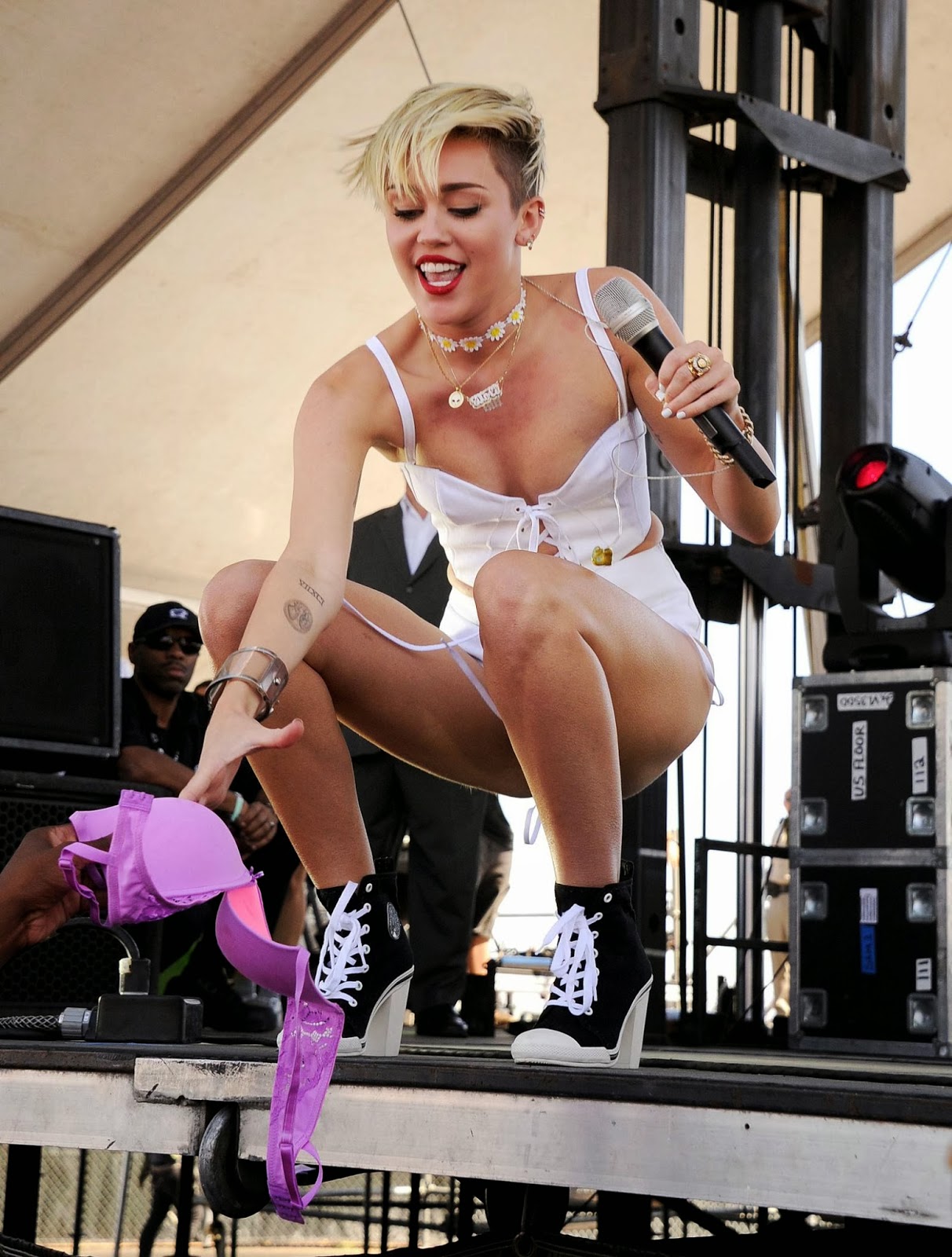 Miley Shaking Her Ass 119