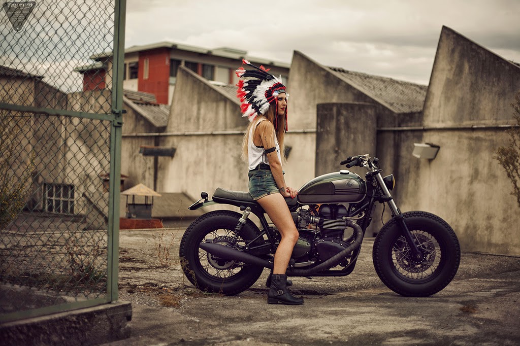 Девушка на мотоцикле Triumph