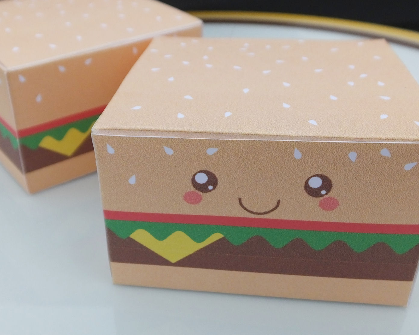 Print and make this cute cheeseburger gift box! #printables #papercrafts