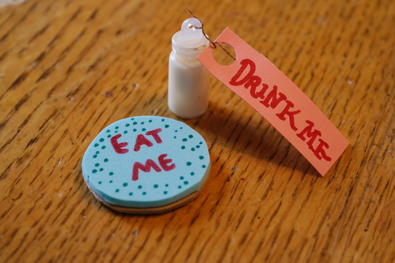 Carrot and Claire: Craft- How to Make an "Eat Me" Cookie and "Drink Me