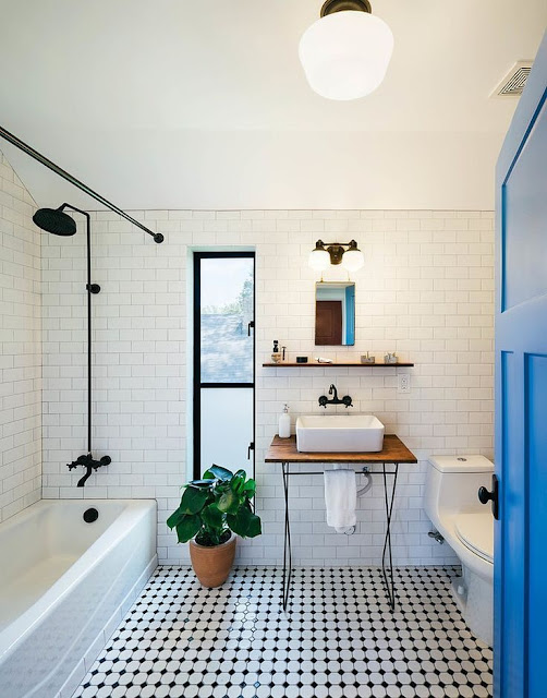 Baños en Black & White, con un toque dorado | Etxekodeco