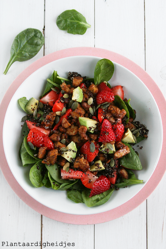 Tempeh bacon, aardbeien en quinoa salade Plantaardigheidjes