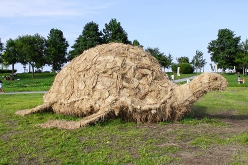 09-Turtle-Japanese-Rice-Farmers-Straw-Sculptures-Kagawa-&-Niigata-Prefecture-Kotaku-www-designstack-co