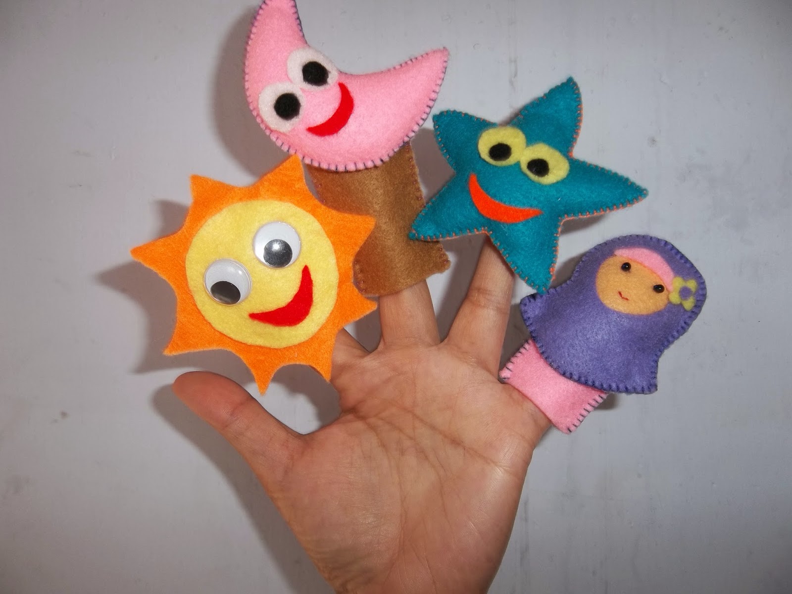 Muara Maura Bercerita dengan Boneka Jari