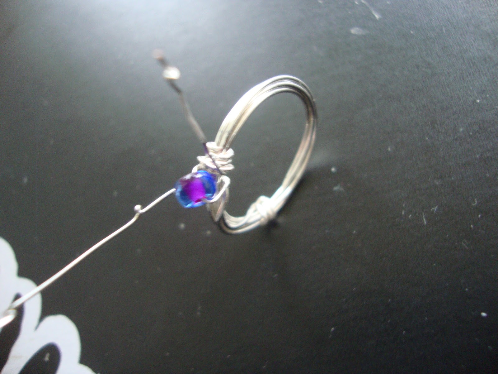STRAWBERRY BOX Bead and wire ring tutorial
