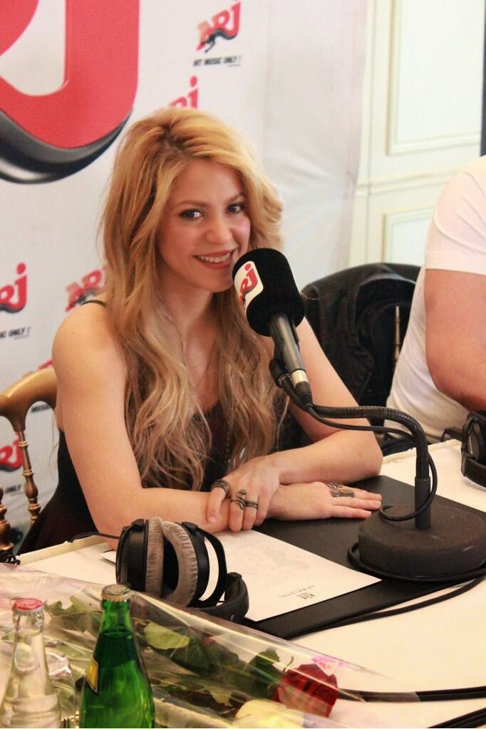 Shakira-Argentina: Nuevas Fotos: Entrevista a Shakira en la radio de