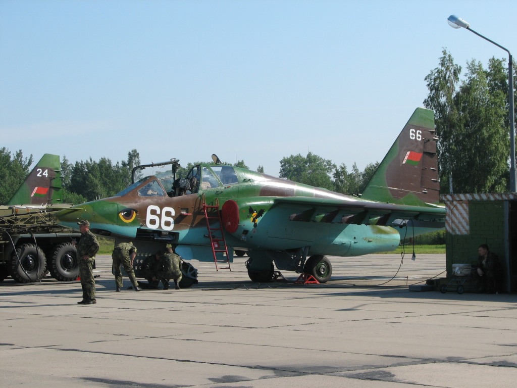 Fuerzas Armadas de Bielorrusia Su-25U+belarus_2