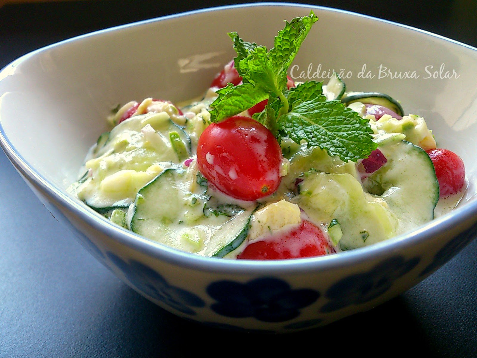 Salada de pepino, abobrinha, tomate uva, iogurte e hortelã