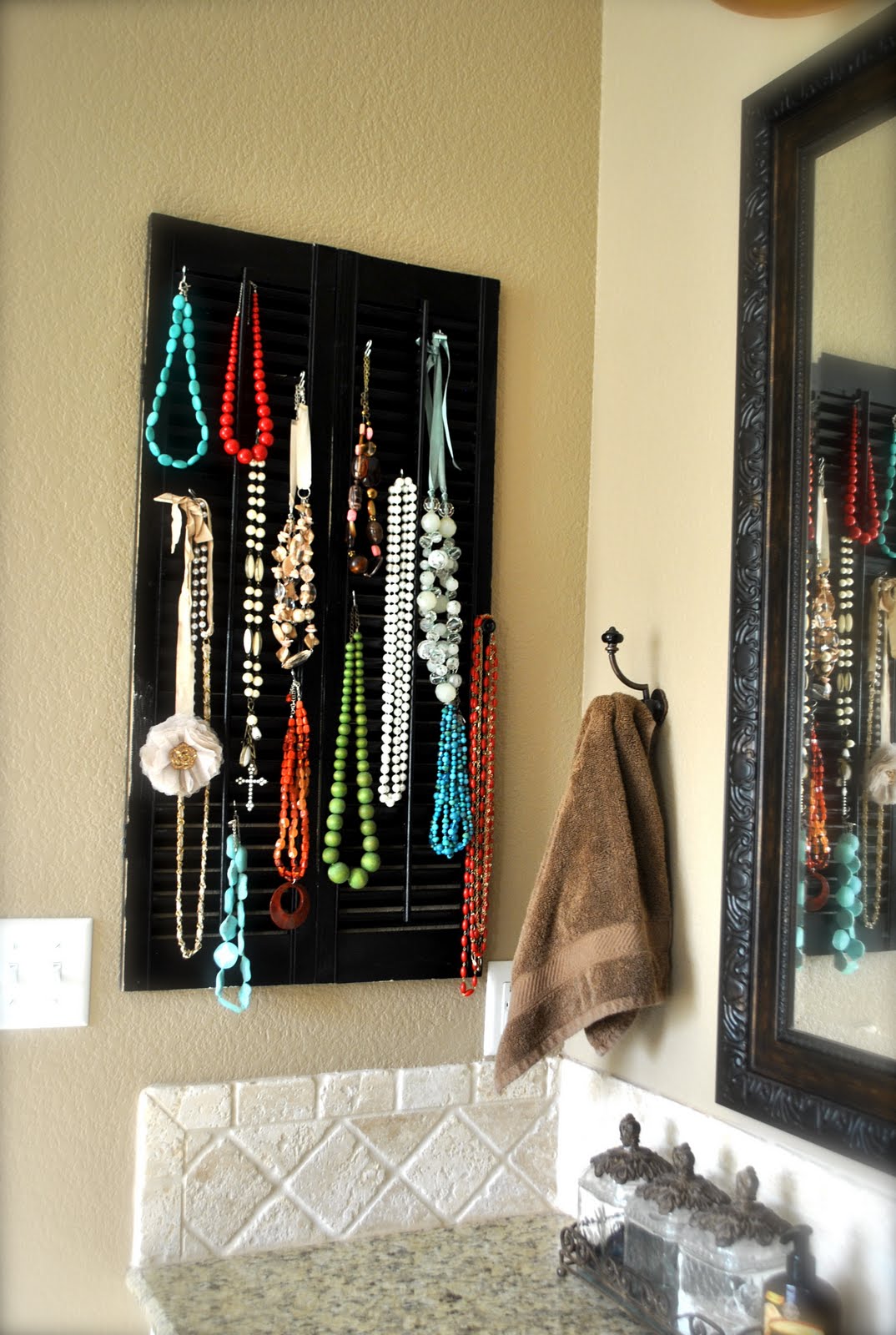 That Village House Necklace Organizer