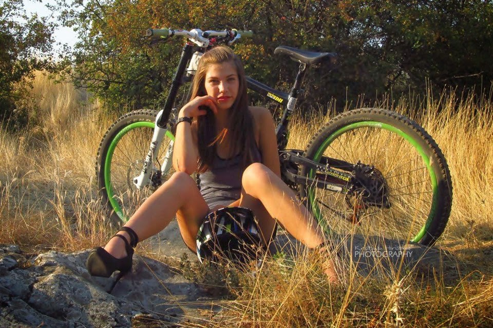 Велосипедистка в шлеме снимает шортики в лесу и дрочит манду пальцами