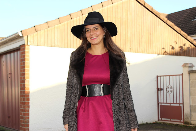 manteau long mango, robe framboise naf naf, fedora noir headict