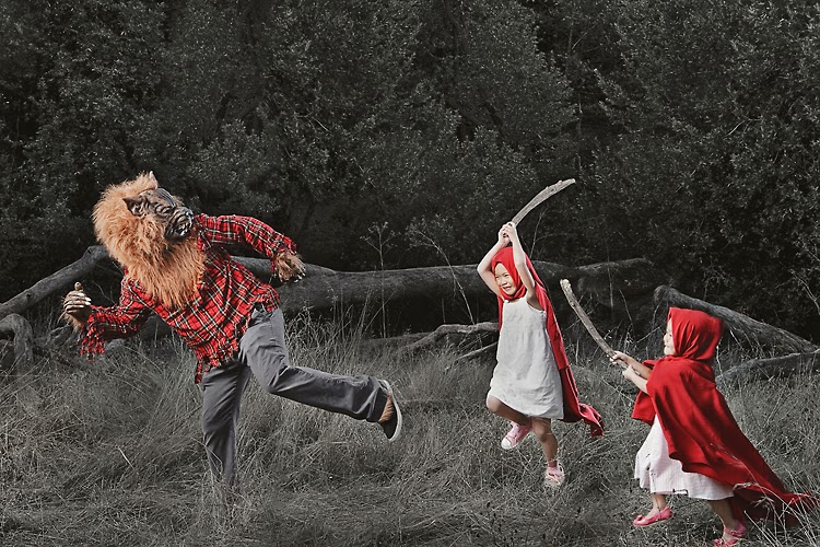 Fotografía creativa de ©Jason Lee a sus hijas: ¡Dos caperucitas feroces y un lobo asustado!