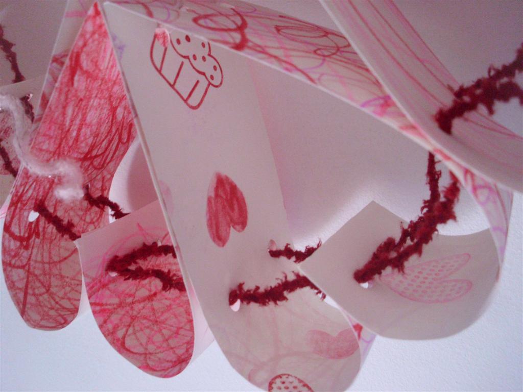 The DoItYourself Mom DIY Paper Heart Wreath (Valentine's Decoration