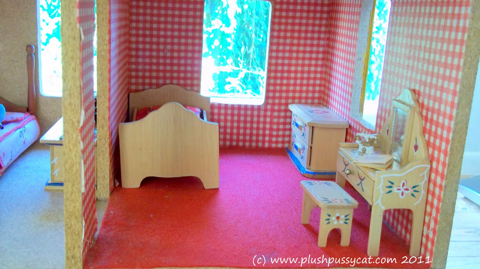 http://1.bp.blogspot.com/-Qe_ND4xkF4g/TheiIgdx11I/AAAAAAAAAqQ/25XUCYON5-U/s1600/1970s+dollhouse+bedroom.JPG