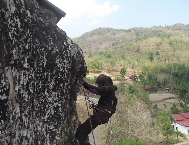 Pelatihan Turun Tebing