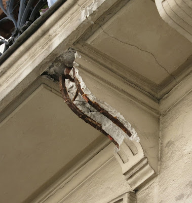 Fers cintrés formant console en plâtre du 62 rue de Turenne à Paris