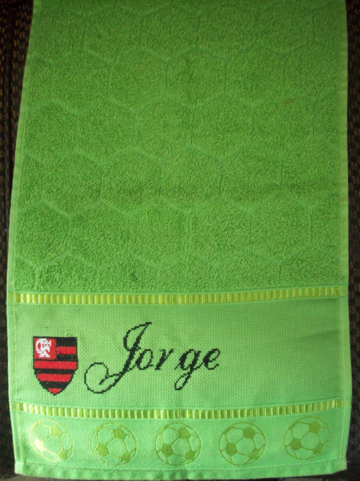 PINTURAS, CROCHÊS, PONTO CRUZ E BISCUIT: toalhinha com escudo do flamengo