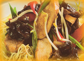Tallarines saltados con gallina y orejitas chinas Tallarines saltados con gallina y orejitas chinas
