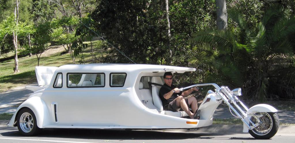 Harley-Davidson Limo : Mix of bike, car and bus - Garage Car