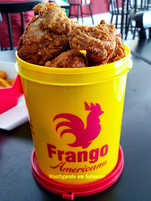 Frango Americano: Balde pequeno de Coxa e Sobrecoxa de Frango