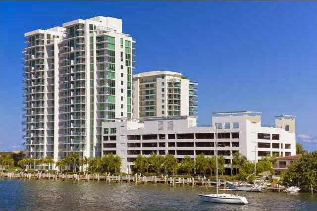 Apartamento com Ambiente de Resort Cinco Estrelas em Miami Beach $385,000