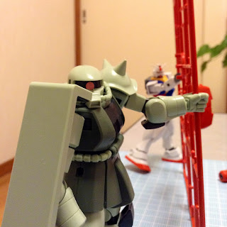 ザクとガンダムと謎のランナー