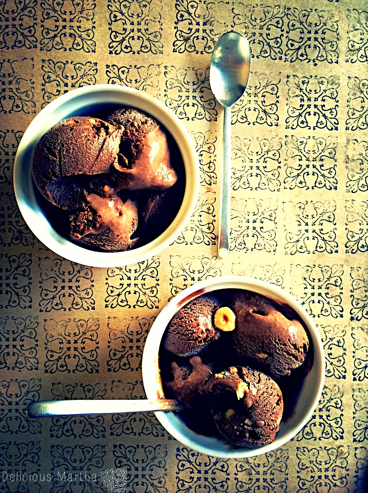 Helado de chocolate negro con avellanas