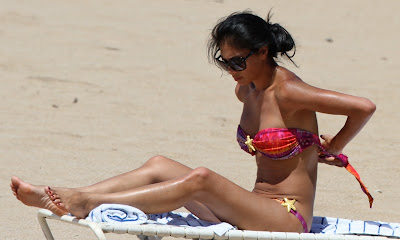Nicole Scherzinger In Sexy Bikini Hot Poses On The Beach In Honolulu