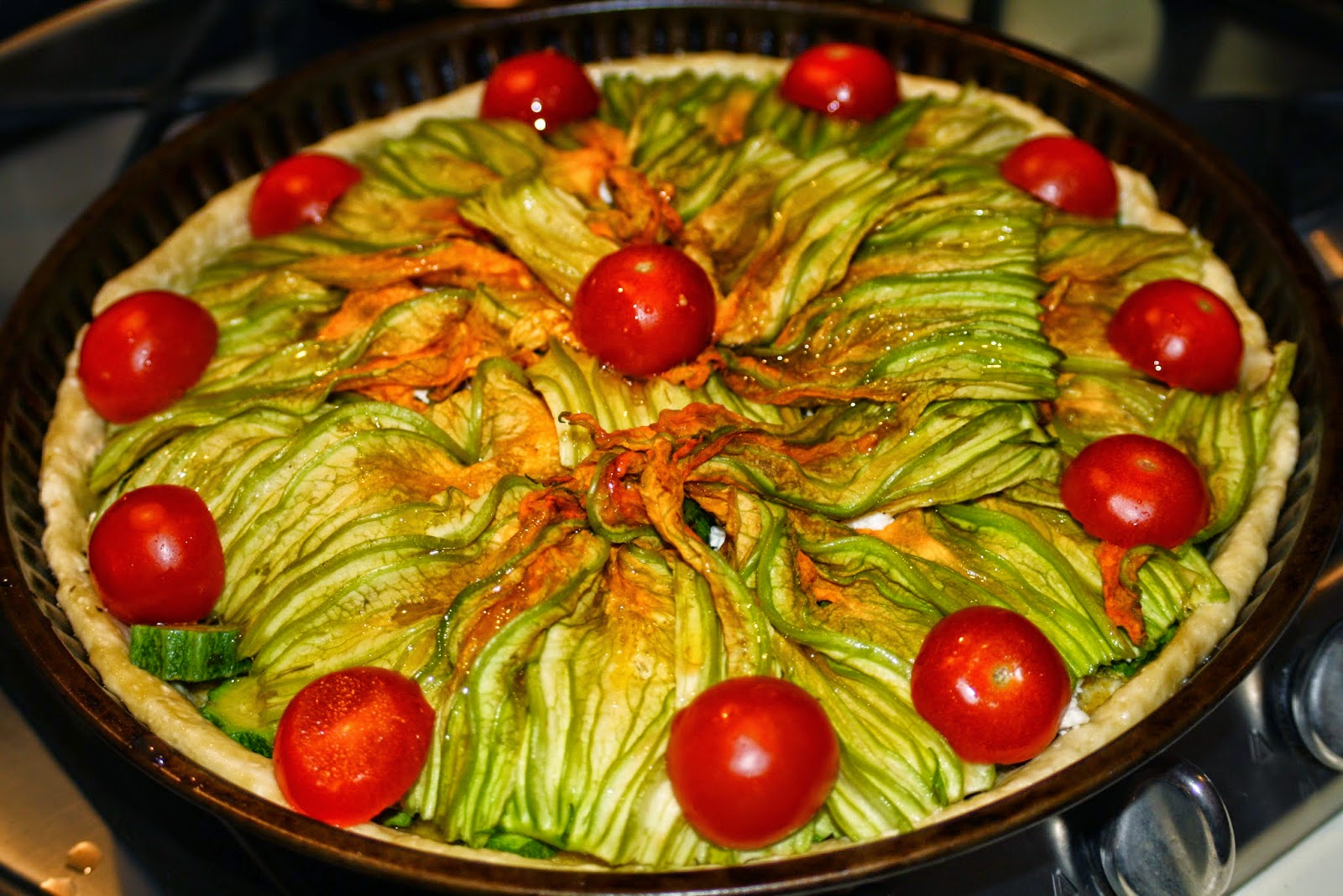 SopraSotto - Crostata di farro con zucchine, fiori e feta