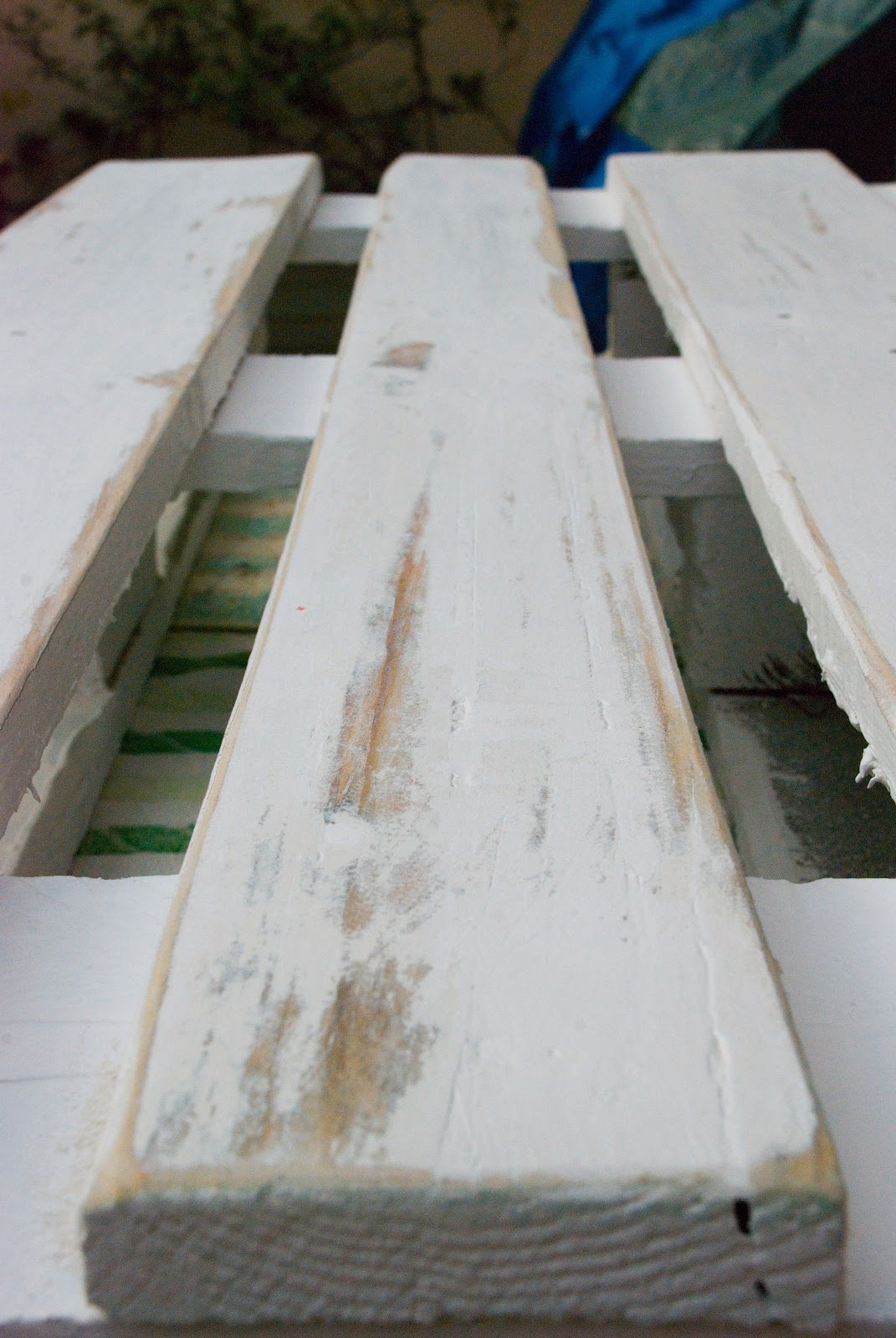 ÚTIL I FÀCIL: Hort vertical fet amb palets pintat de blanc envellit