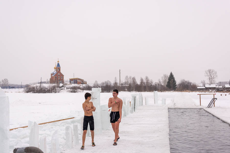 На улице мороз, значит надо идти купаться