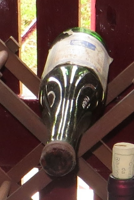 Ampliação de Fotografia de Nicho de janela em Adega na Ilha Terceira com pormenor de garrafa de Vinho Verdelho dos Biscoitos