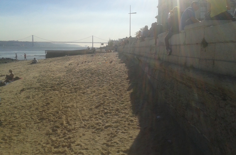 Praia Fluvial Ribeira das Naus com vista para a Ponte 25 Abril Praia Fluvial Ribeira das Naus com vista para a Ponte 25 Abril