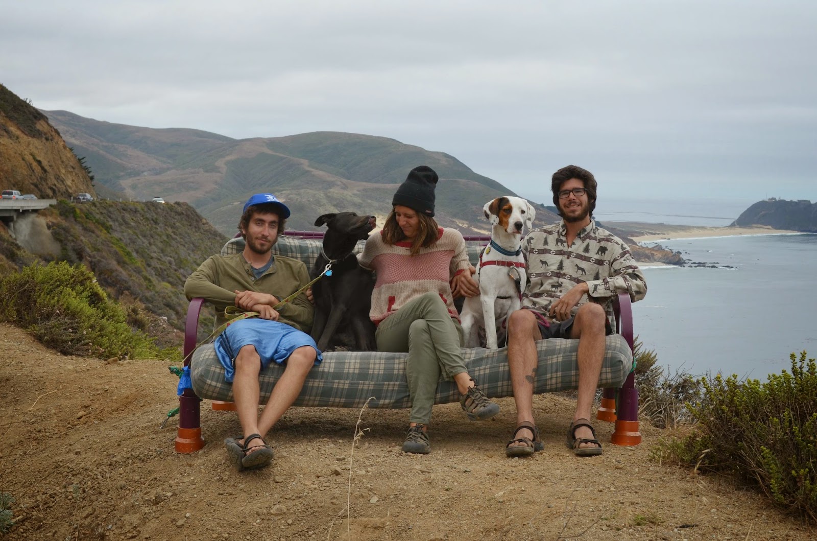 Τρεις φίλοι, δύο σκυλιά, ένας καναπές, ταξίδι