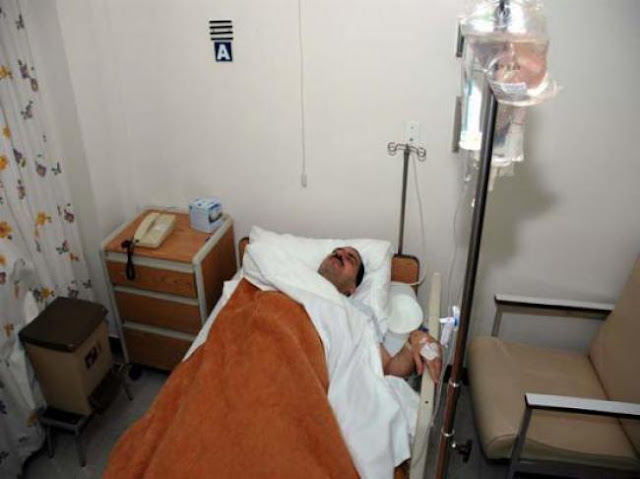الداعية عمرو خالد فى المستشفى بالصور والزائرين له 9