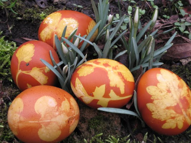 Ostereierfärben und Neunkräutersuppe am 23. April 11.oo auf dem Gutshof Zernikow.